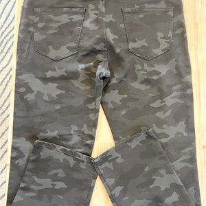 NWOT Banana Republic Camo Traveler Jeans